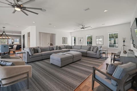 Castawaves - Massive Luxurious Home Near the Beach with Large Outdoor Pool Area & Putting Green House in Miramar Beach