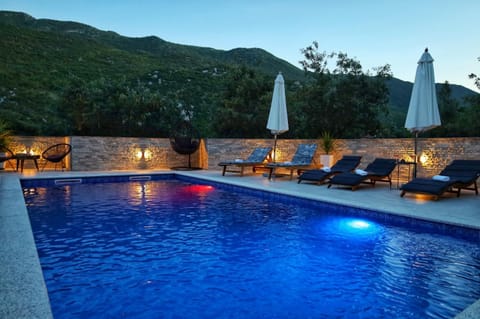 Patio, Day, Mountain view, Pool view, Swimming pool, sunbed