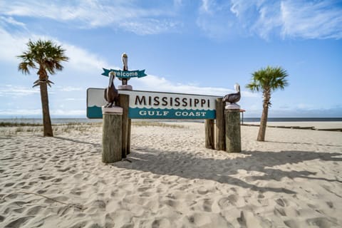 Walk to Biloxi Beach Fun! Chic and Updated Townhome House in Gulfport