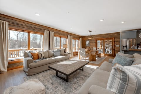 Bear Moon Lodge House in Deep Creek Lake