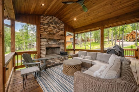 Bear Moon Lodge House in Deep Creek Lake