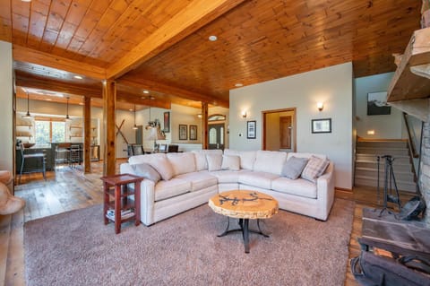 Bear Ridge Resort House in McHenry