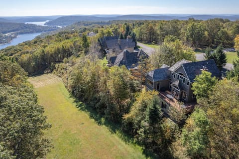 Bear Ridge Resort House in McHenry