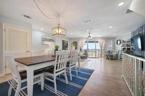 Family Tides - Beachfront Pet-Friendly Duplex House in Destin