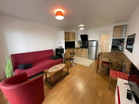 Communal lounge/ TV room, TV and multimedia, Kitchen or kitchenette, Living room, Dining area, dishwasher, oven, stove