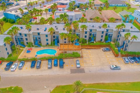 250 Paces to Beach Pool 1st Floor Apartment in South Padre Island