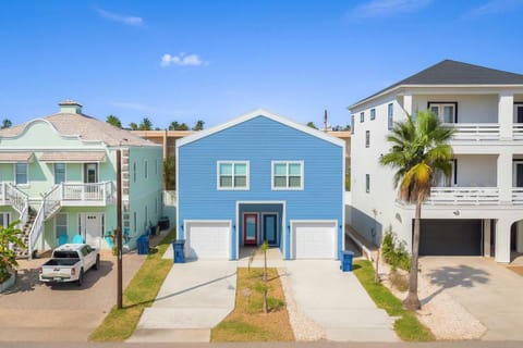 200 Steps to Beach Private Pool 2 Big Levels Apartment in South Padre Island