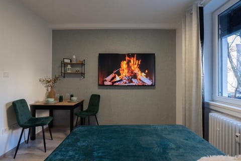 Bed, TV and multimedia, Living room, Dining area