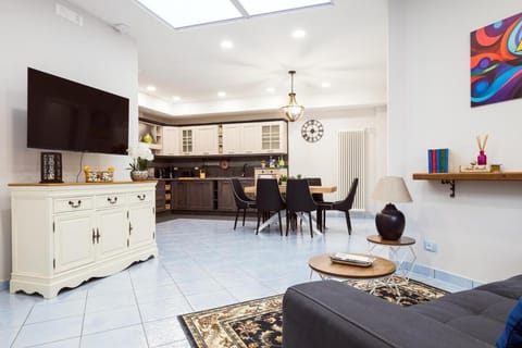 TV and multimedia, Kitchen or kitchenette, Living room, Seating area, Dining area, oven