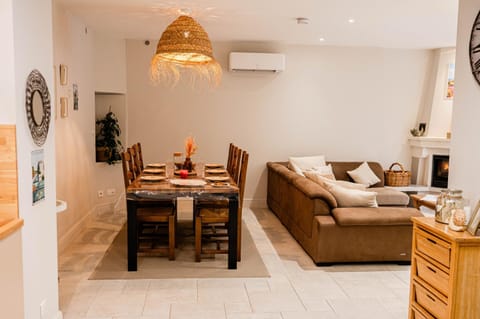 Living room, Lounge or bar, Seating area, Dining area, air conditioner