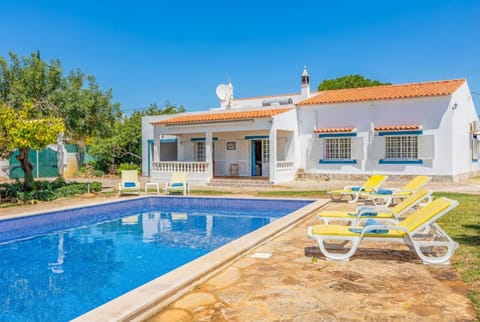 Property building, Day, Pool view, Swimming pool, sunbed