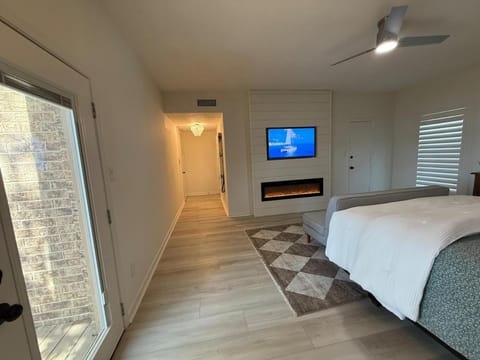 Ultimate Lake Resort Xtravaganza - Luxury - Waterfront - Boathouse - Sleeps 18 House in Lake Conroe