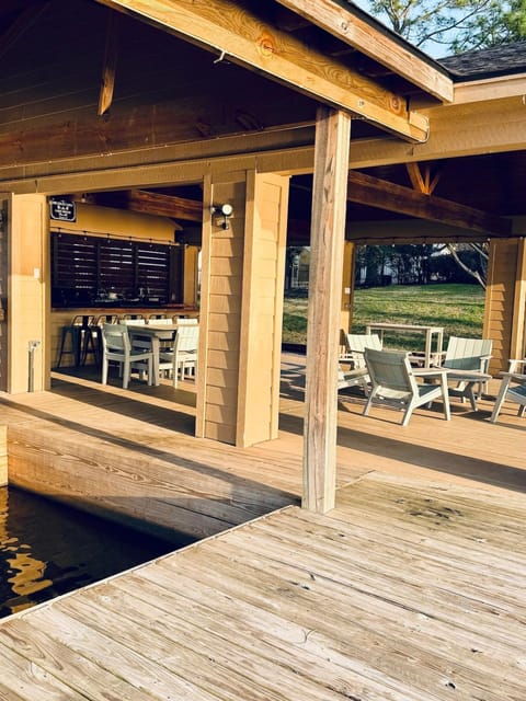 Ultimate Lake Resort Xtravaganza - Luxury - Waterfront - Boathouse - Sleeps 18 House in Lake Conroe