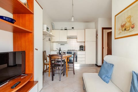TV and multimedia, Kitchen or kitchenette, Living room, Seating area, Dining area, stove, toaster