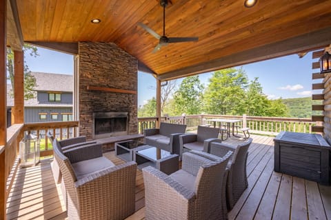 Blue Square Dont Care House in Deep Creek Lake