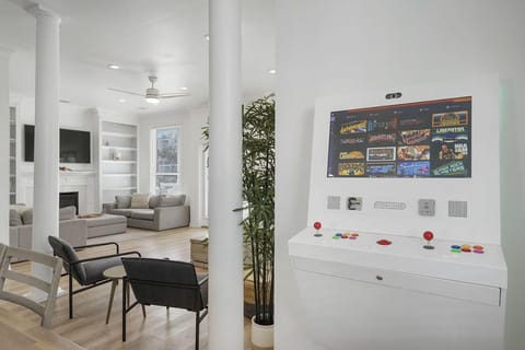 Lazy Bones - Vacation Home Near the Beach with Private Pool & Golf Cart House in Destin