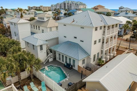 Lazy Bones - Vacation Home Near the Beach with Private Pool & Golf Cart House in Destin