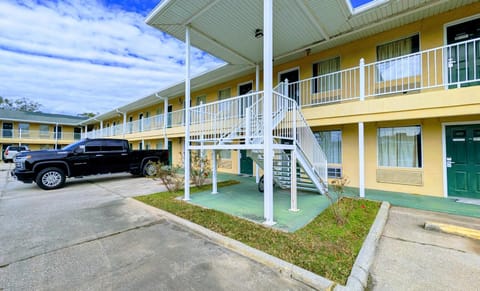 Property building, Balcony/Terrace, Parking