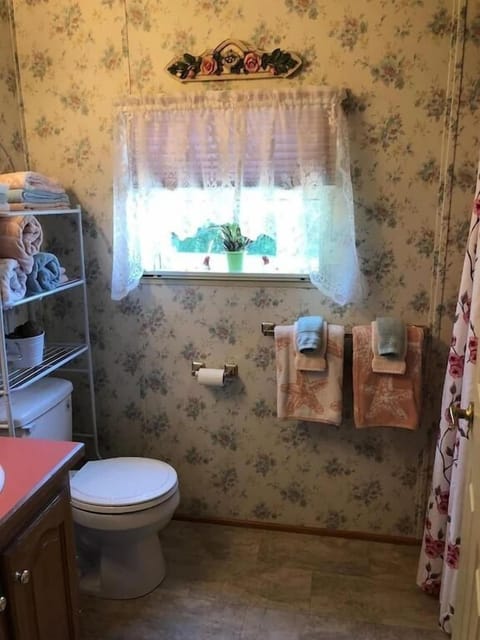 The Willow - Across Road From Wiemer Vineyard - Hot Tub - Fire Pit - Pets OK - Seneca Lake House in Seneca Lake