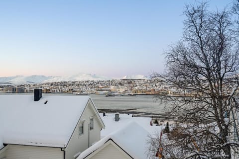 Fjellheisen Lodge l Amazing Sea & Mountain View Apartment in Tromso
