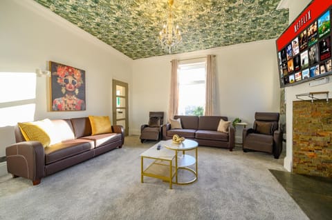 Spacious 6 Bedroom Escape with Hot Tub, Games Room & Karaoke in Yorkshire House in Dewsbury