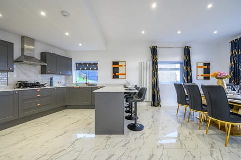 Spacious 6 Bedroom Escape with Hot Tub, Games Room & Karaoke in Yorkshire House in Dewsbury