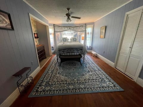 It's A Wonderful Life - Main St Penn Yan - Walk to Shops & Dining - Hot Tub - Pets OK - Seneca & Keuka Lake House in Penn Yan