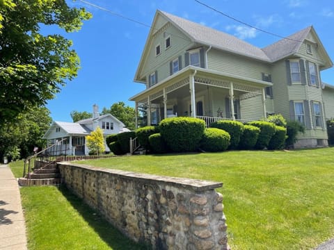 It's A Wonderful Life - Main St Penn Yan - Walk to Shops & Dining - Hot Tub - Pets OK - Seneca & Keuka Lake House in Penn Yan