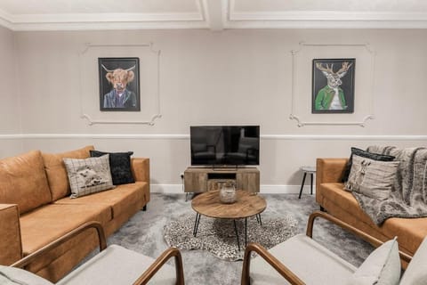 Communal lounge/ TV room, TV and multimedia, Living room, Seating area, Evening entertainment