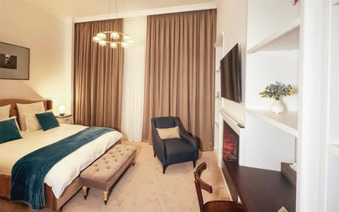 Bed, TV and multimedia, Photo of the whole room, Seating area, Bedroom, fireplace
