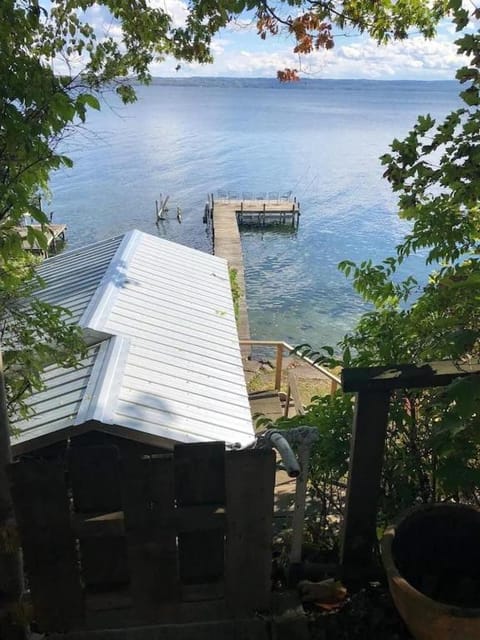 Arrowhead Beach - Waterfront - Hot Tub - Covered Deck - Fire Pit - Seneca Wine Trail House in Seneca Lake
