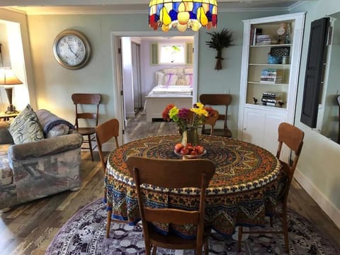 Arrowhead Beach - Waterfront - Hot Tub - Covered Deck - Fire Pit - Seneca Wine Trail House in Seneca Lake