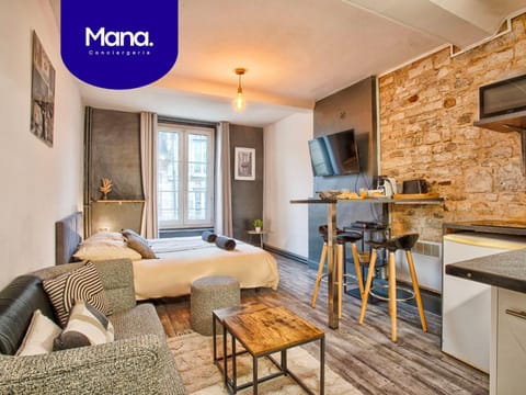 Communal lounge/ TV room, Bed, TV and multimedia, Living room, Seating area, Dining area