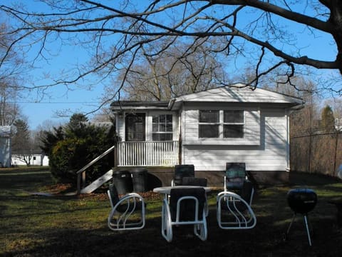 The Wildflower - Wooded Seneca Lake View Hideaway - Walk to Winery & Brewery - Hot Tub - Pets OK House in Seneca Lake