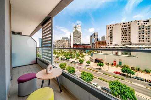 Patio, Day, View (from property/room), Balcony/Terrace, Living room, Seating area, City view, Location