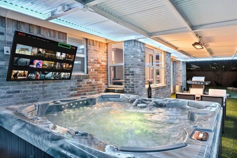 Elegant 5BR Home with Pool Jacuzzi BBQ and Cinema Room Villa in Farmers Branch