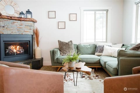 Cabin and Casita Near Rosyln and Suncadia Hot Tub, Game Room, Firepit, Sleeps 11 Cabin in Cle Elum Lake