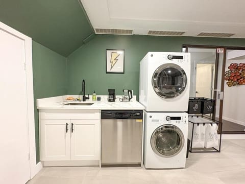 Kitchen or kitchenette, dishwasher, washing machine