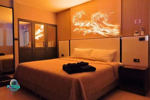 Bed, Bedroom, towels, wardrobe