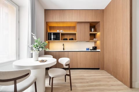 Coffee/tea facilities, Kitchen or kitchenette, Dining area, minibar