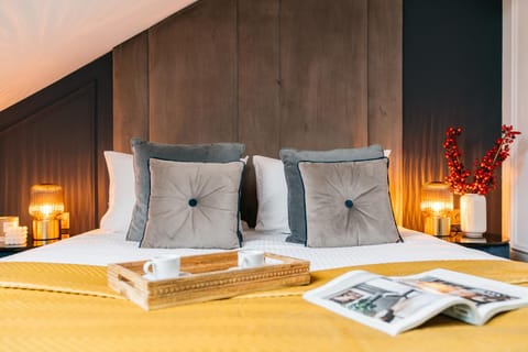 Bed, Photo of the whole room, Seating area, Bedroom