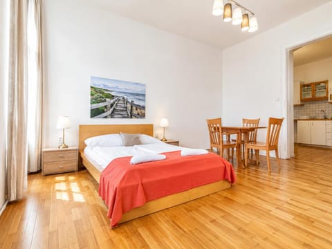 Property building, Bed, Seating area, Dining area, Bedroom, towels
