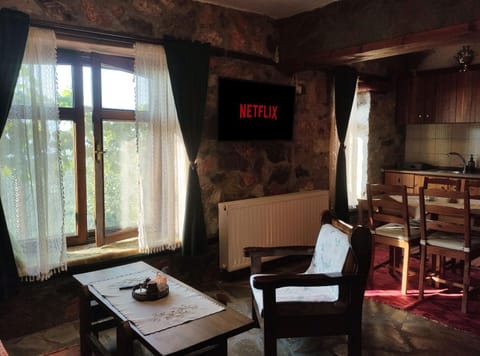TV and multimedia, Living room, Seating area, Dining area