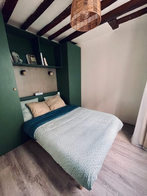 Bed, Kitchen or kitchenette