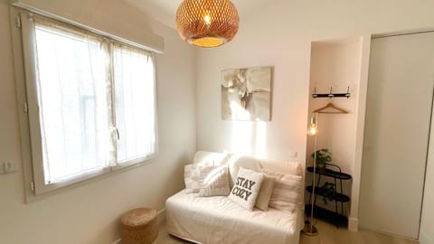 Bed, Seating area