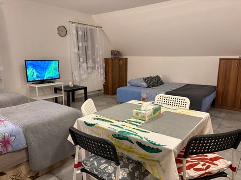 TV and multimedia, Living room, Seating area, Bedroom