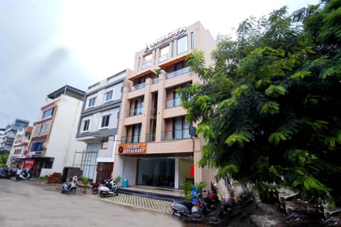 Property building, Neighbourhood, Street view, Location, Parking