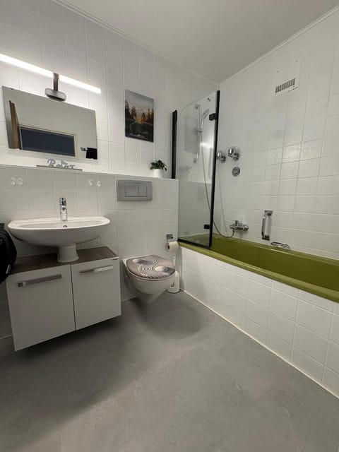 Shower, Toilet, Bathroom, Bath, towels