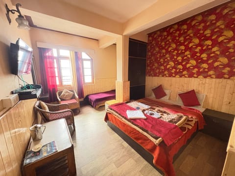 Communal lounge/ TV room, Bed, TV and multimedia, Living room, Photo of the whole room, Seating area, Evening entertainment, Bedroom, Breakfast, towels