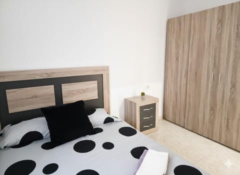Bed, Photo of the whole room, wardrobe